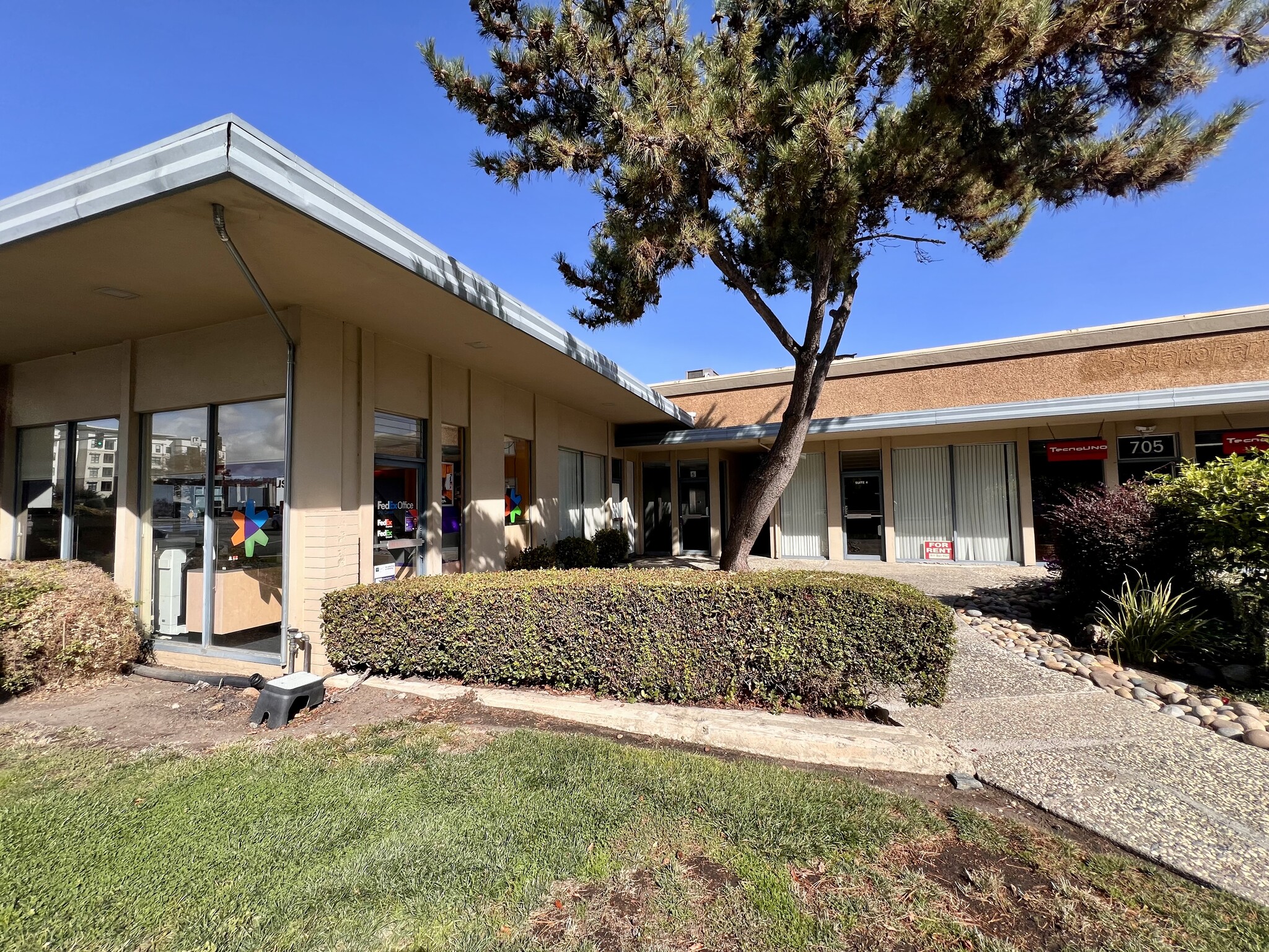 705 Veterans Blvd, Redwood City, CA for lease Building Photo- Image 1 of 20