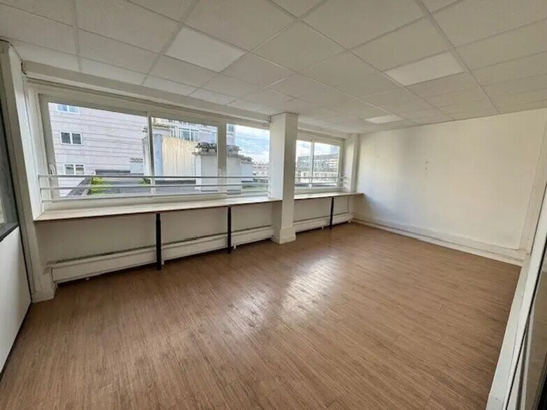 Office in Paris for lease - Interior Photo - Image 2 of 7
