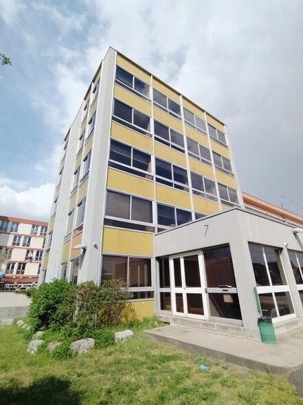 2 Avenue Du Groupe Manouchian, Vitry-sur-Seine for sale - Building Photo - Image 2 of 3