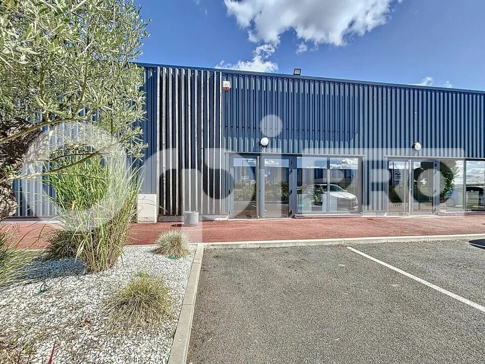 Retail in Bresles for lease Building Photo- Image 1 of 3