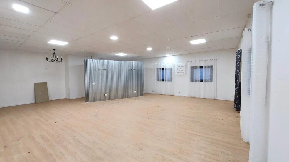 Retail in Dissay for lease - Interior Photo - Image 1 of 3