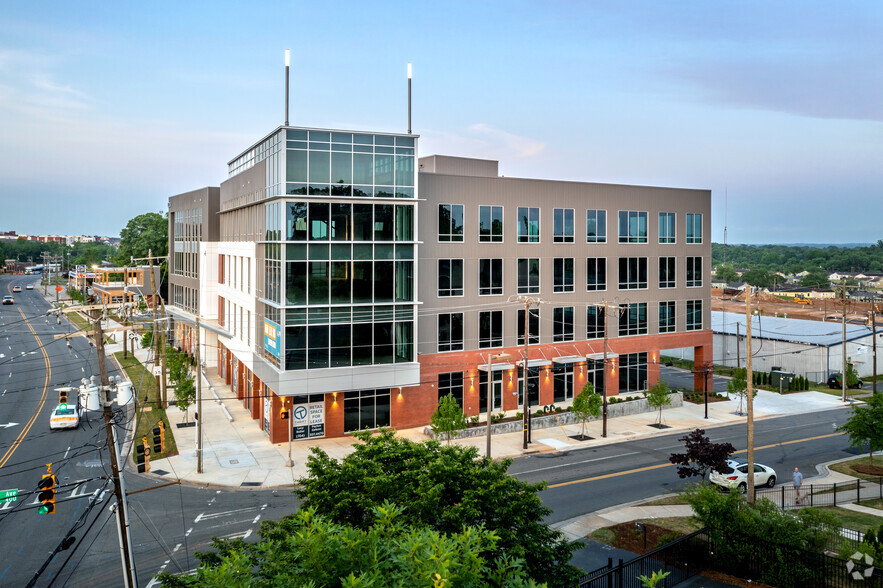 2100 S Tryon St, Charlotte, NC for lease - Building Photo - Image 3 of 4