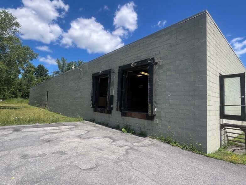 302 Stoutenger St, East Syracuse, NY for sale - Building Photo - Image 2 of 6