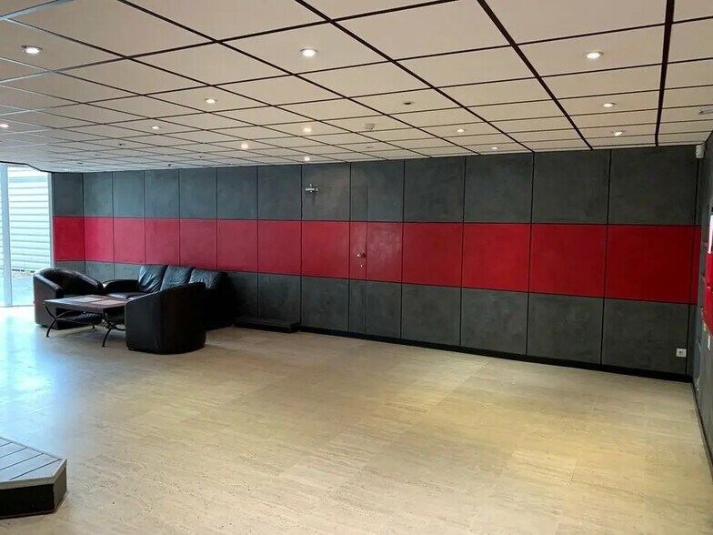 Office in Montagny for lease - Building Photo - Image 3 of 7