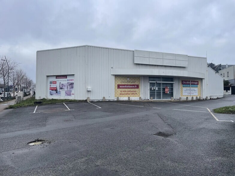 Retail in Lorient for lease - Building Photo - Image 1 of 5