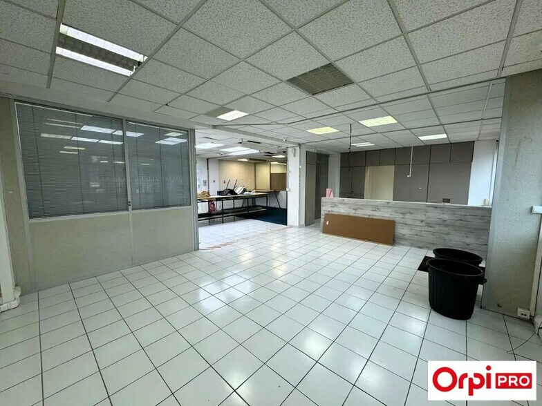 Retail in Morangis for lease - Interior Photo - Image 2 of 6