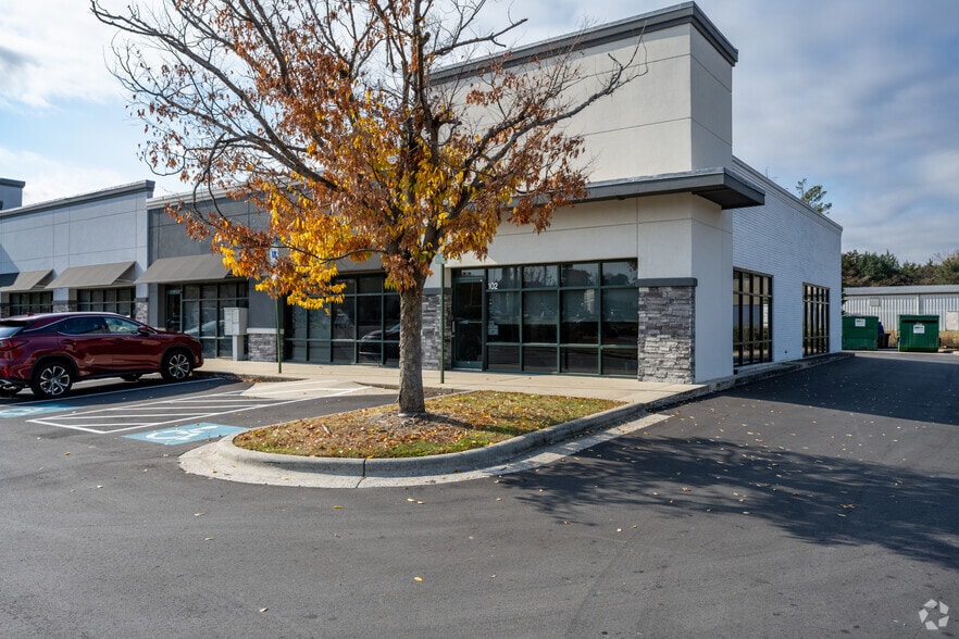 7360 W Friendly Ave, Greensboro, NC for lease - Building Photo - Image 1 of 20
