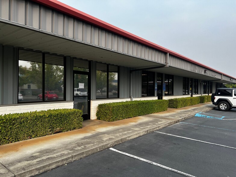 3054-3070 Crossroads Dr, Redding, CA for lease - Building Photo - Image 1 of 17