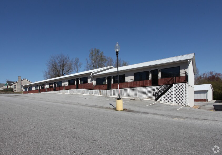 195 E Jarrard St, Cleveland, GA for lease - Building Photo - Image 1 of 3
