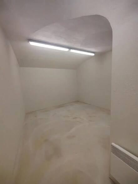 Retail in Paris for lease - Interior Photo - Image 2 of 4