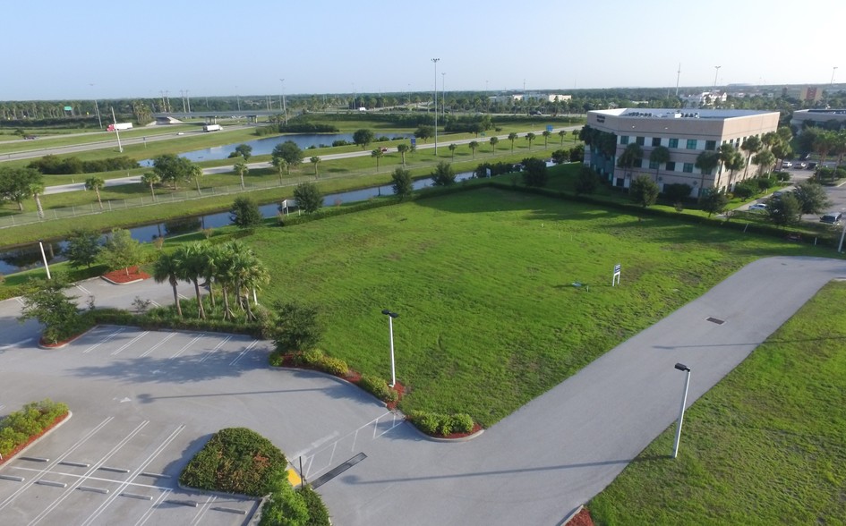 1880 SW Fountainview Blvd, Port Saint Lucie, FL for lease - Building Photo - Image 1 of 3