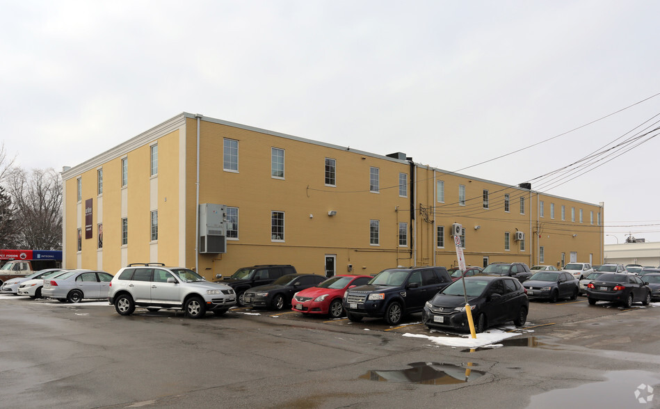 678-692 Belmont Ave W, Kitchener, ON for lease - Building Photo - Image 2 of 3