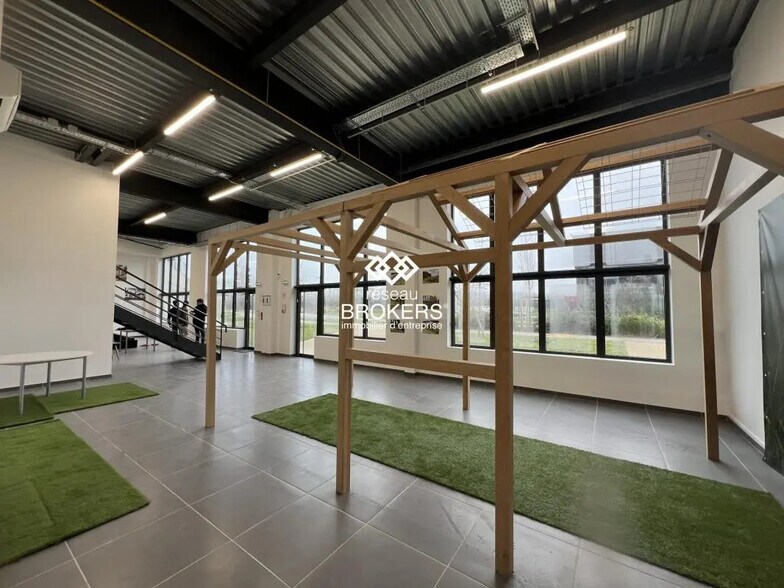 Retail in Saint-Pierre-du-Perray for lease - Interior Photo - Image 3 of 34