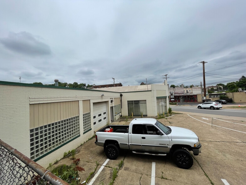 1002 Chartiers Ave, McKees Rocks, PA for sale - Building Photo - Image 2 of 16