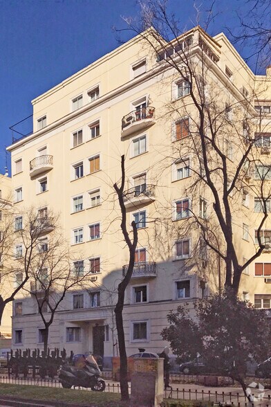 Calle de Juan Bravo, 25, Madrid, Madrid for lease - Building Photo - Image 2 of 3