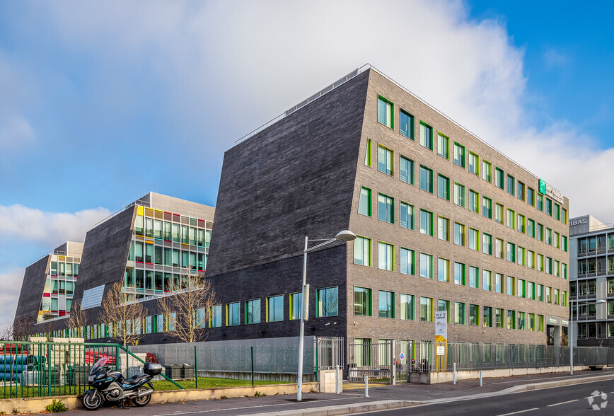 Flex in Nanterre for lease - Building Photo - Image 2 of 3