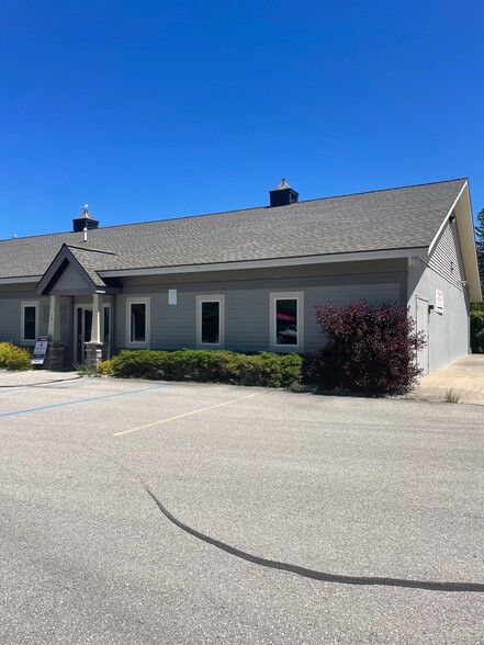 71 W Fourth St, Suttons Bay, MI for lease - Primary Photo - Image 1 of 1