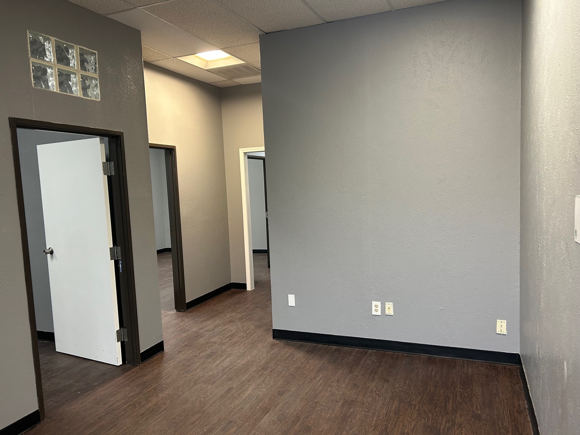 2734 W Kingsley Rd, Garland, TX for lease Interior Photo- Image 1 of 5