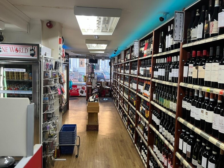 141 St Johns Hl, London for lease - Interior Photo - Image 2 of 5