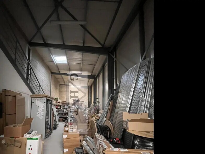 Industrial in Servon for lease - Building Photo - Image 3 of 5