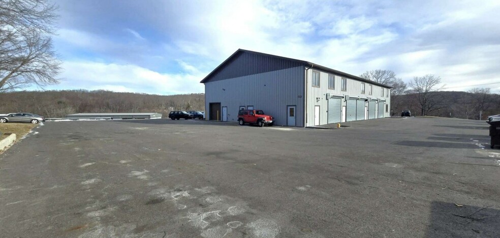 7 Dunham Dr, New Fairfield, CT for sale - Building Photo - Image 2 of 5