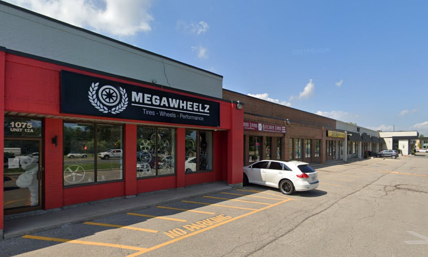 1075 Queensway E, Mississauga, ON L4Y 4C1