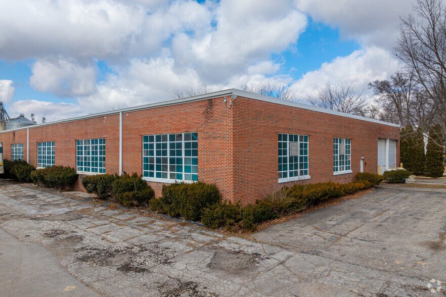 111 E Broad St, South Whitley, IN for lease - Building Photo - Image 3 of 9