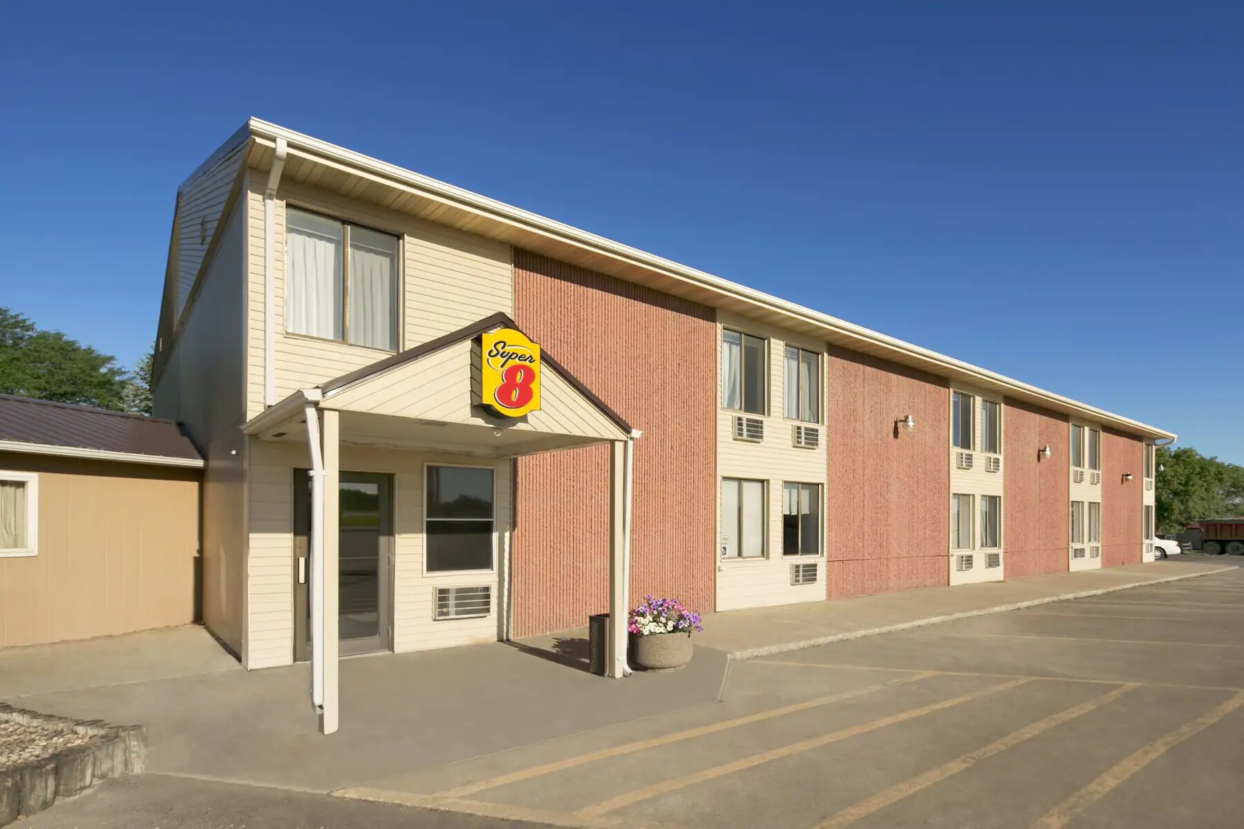 826 W 4th St, Redfield, SD 57469