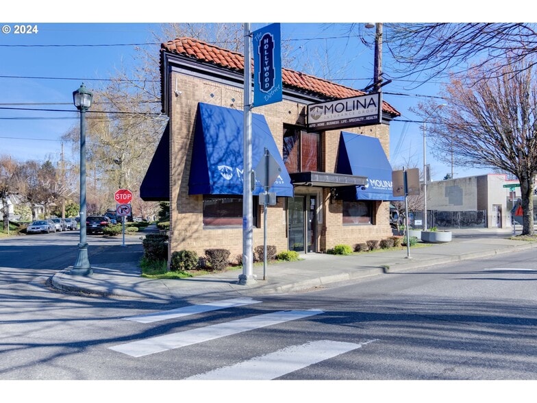 4515 NE Sandy Blvd, Portland, OR for sale - Building Photo - Image 3 of 11