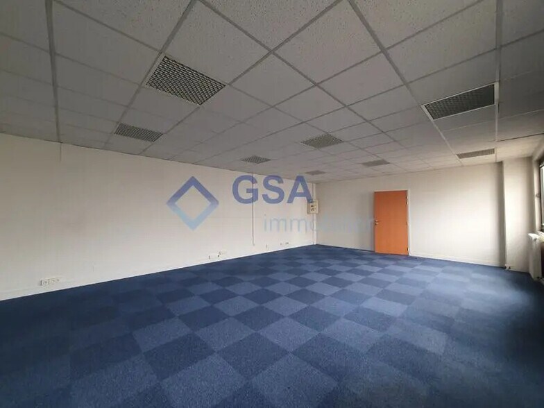 Office in Lisses for lease - Interior Photo - Image 3 of 9