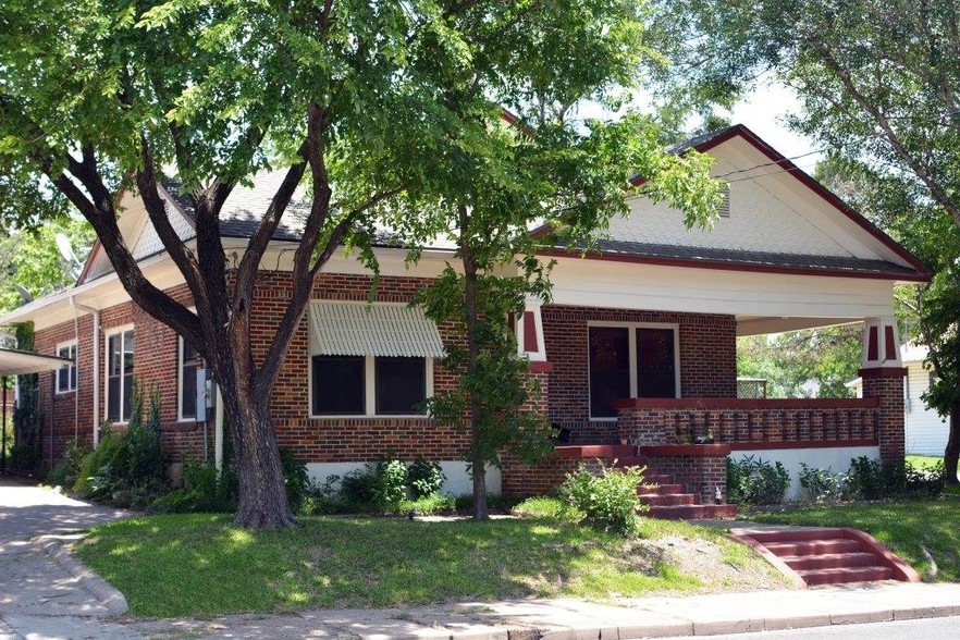 207 N 10th St, Gatesville, TX for sale - Primary Photo - Image 1 of 13