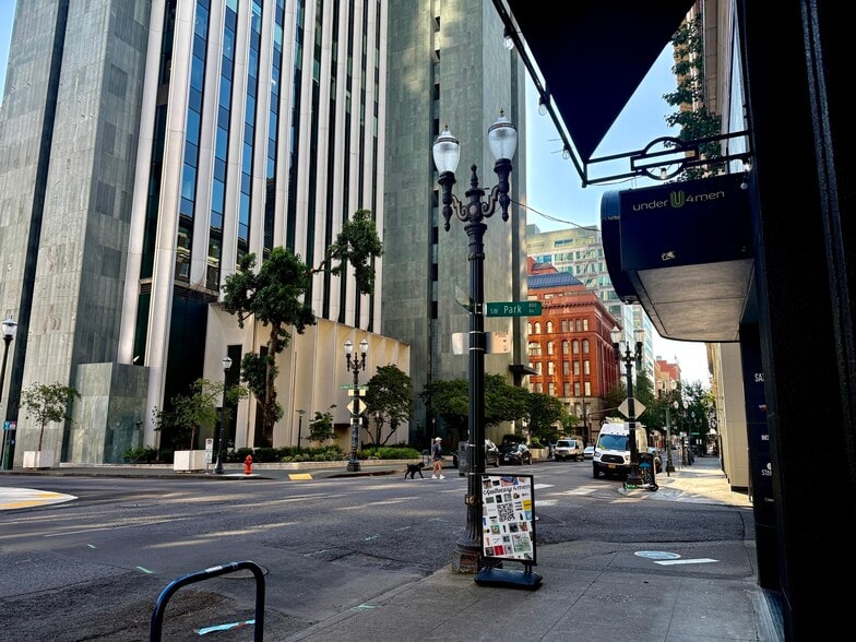 800 SW Washington St, Portland, OR for lease - Building Photo - Image 3 of 14