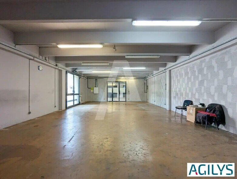 Flex in Palaiseau for lease - Interior Photo - Image 2 of 6
