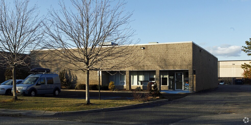 35 Feldland St, Bohemia, NY for sale - Primary Photo - Image 1 of 1