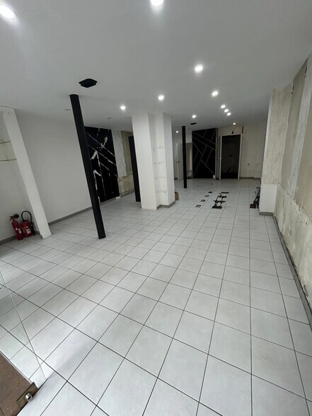 Retail in Paris for lease - Interior Photo - Image 2 of 5