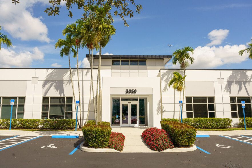 3050 Universal Blvd, Weston, FL for lease - Building Photo - Image 1 of 15