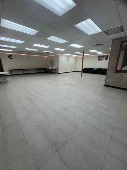 87 Cleveland Dr, Buffalo, NY for lease - Interior Photo - Image 2 of 7