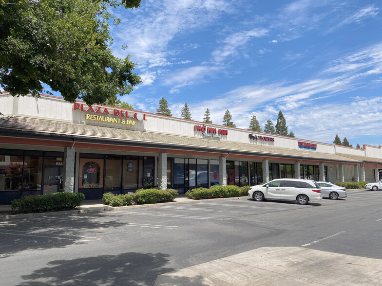 Elk Grove Village (pad & inline shops) portfolio of 4 properties for sale on LoopNet.com - Building Photo - Image 3 of 5