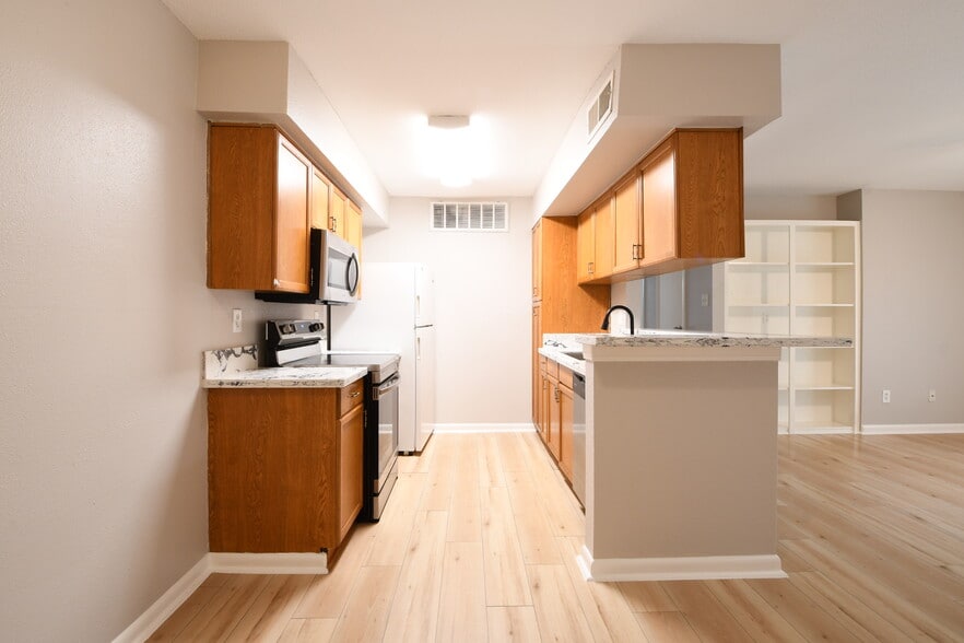 WOODFOREST  3 UNITS   2BR 1BATH EACH portfolio of 3 properties for sale on LoopNet.com - Building Photo - Image 2 of 40