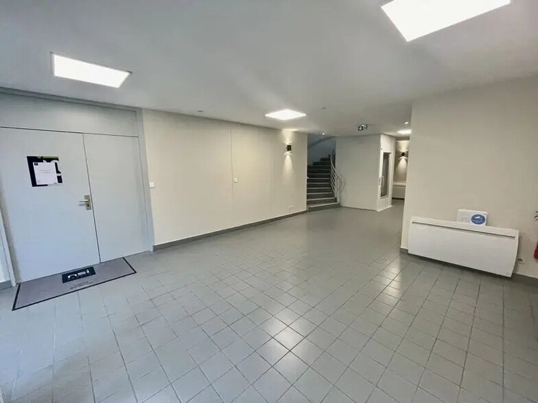 Office in Mont-Saint-Aignan for lease - Lobby - Image 3 of 10