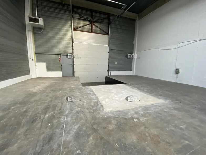 Flex in Coignières for lease - Interior Photo - Image 2 of 5