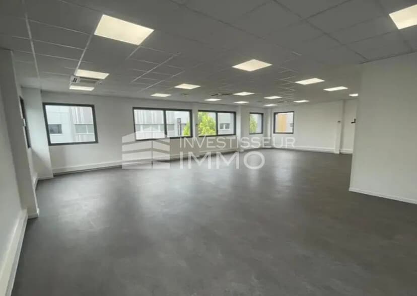 Flex in Émerainville for lease - Interior Photo - Image 2 of 5