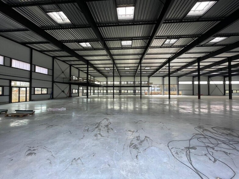 Industrial in Cergy for lease - Interior Photo - Image 3 of 4