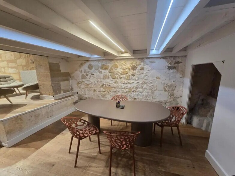 Retail in Bordeaux for lease - Interior Photo - Image 2 of 5