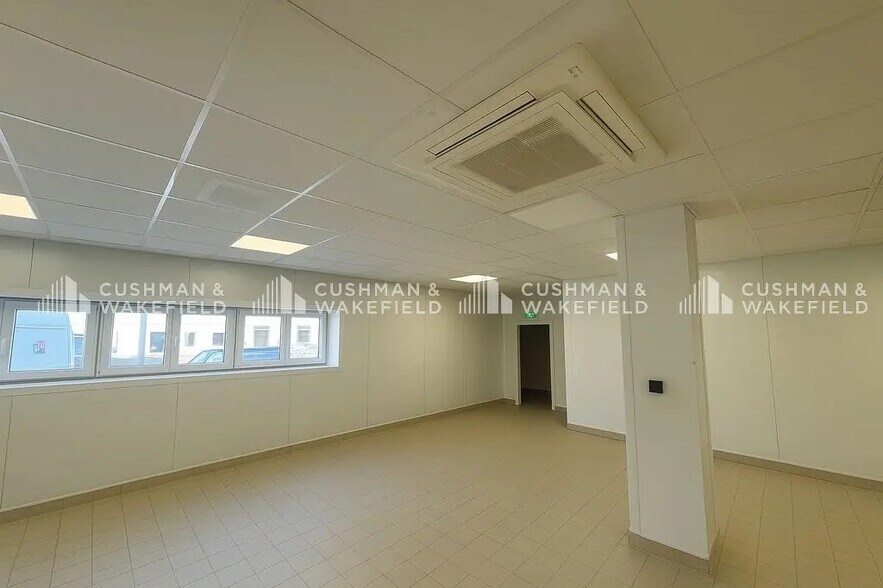 Flex in Benfeld for lease - Interior Photo - Image 1 of 11