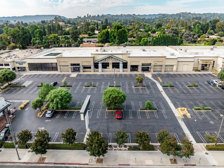 19800 Ventura Blvd, Woodland Hills, CA for lease - Building Photo - Image 1 of 2