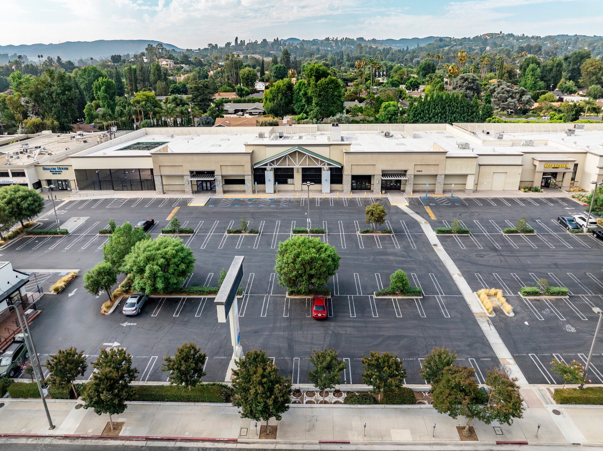 19800 Ventura Blvd, Woodland Hills, CA for lease Building Photo- Image 1 of 3
