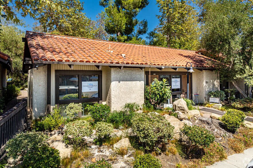 23501 Park Sorrento, Calabasas, CA for sale - Primary Photo - Image 1 of 1
