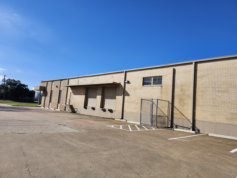 9120 Premier Row Dallas TX 75247 - 9120 Premier Row Dallas TX Building Photo 2 Large