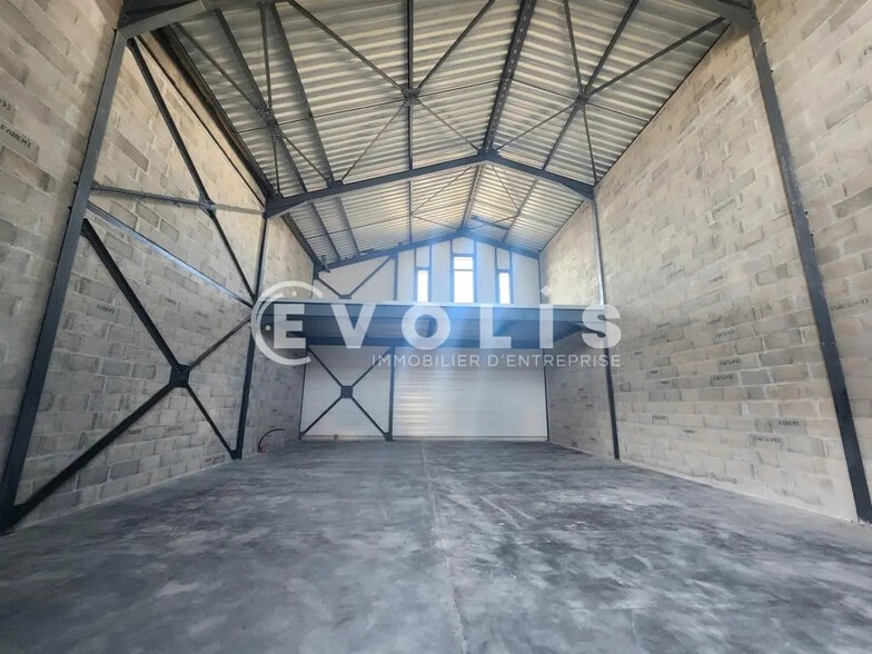 Flex in Pont-de-Chéruy for lease - Interior Photo - Image 3 of 11